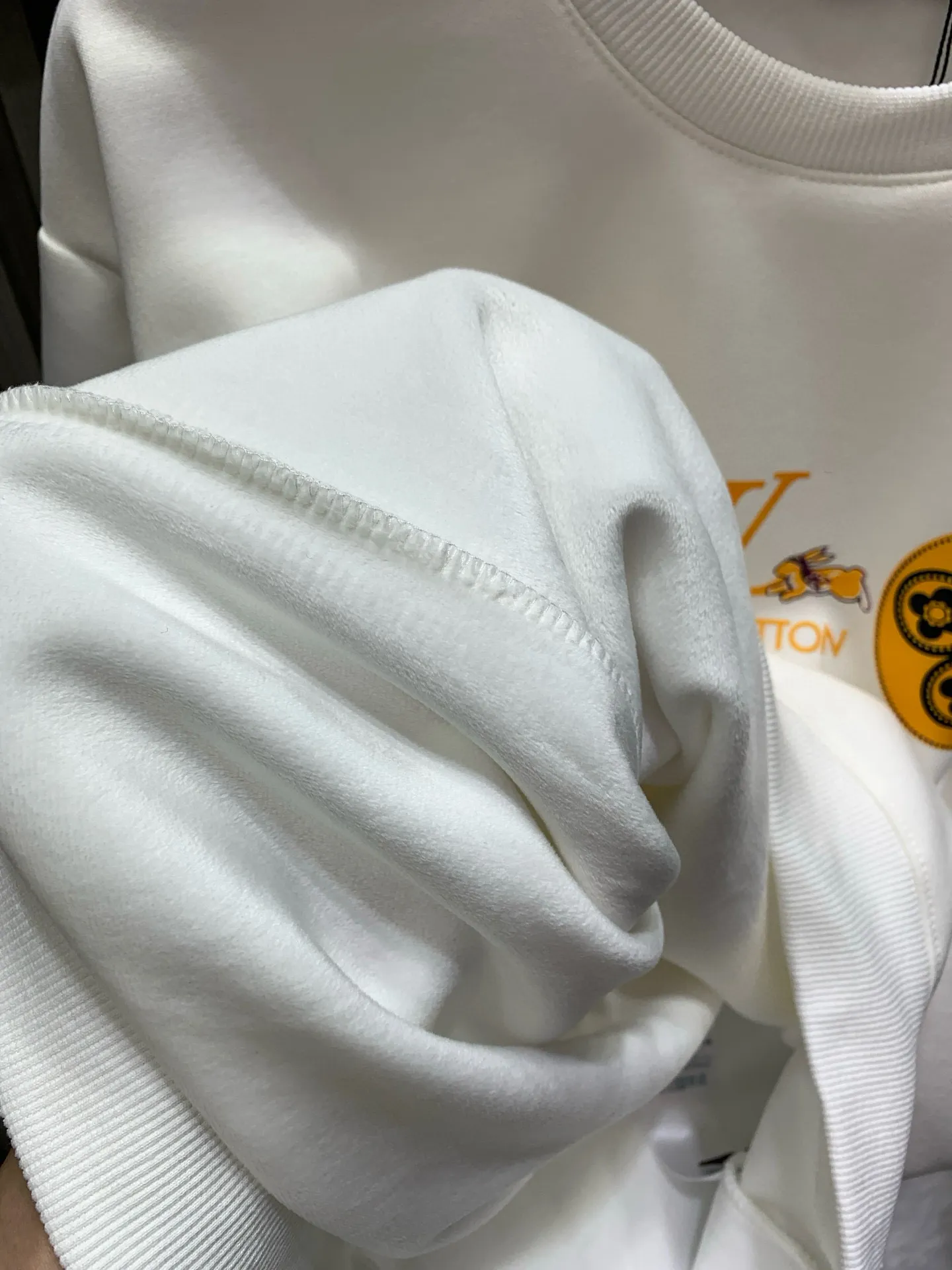 🅿️250 🀄️ Louis Vuitton "LOUIS VUITTON Louis Vuitton" 255SS classic round neck sweatshirt 400 grams pure cotton ➕ silver fox velvet Customized fabric 400 grams large terry high weight 100% pure cotton Double needle stitching cross-stitching technology Matching the same cylinder 1x1 tight high weight thread Threads have width Same style for men and women Official website details are consistent Three standards are complete Differentiate between market currencies and feel free to compare OS versions. Can be worn up to 220 pounds without any pressure. The upper body is comfortable and stylish.